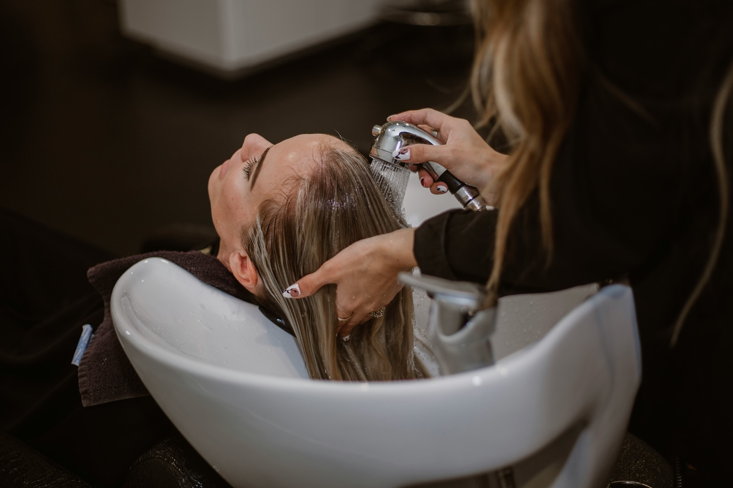 Client having her hair professionally washed at Sargeants hair salon in Shrewsbury for a relaxing treatment